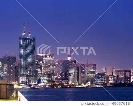 東京港口和高層建築街道 東京港口和高層建築街道 49657616