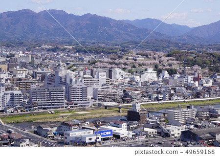 “Tsuruyama Park（Tsuyama Castle Fort）”，岡山縣津山市最著名的100個櫻花景點之一：津山市和鶴山公園的城市景觀 49659168