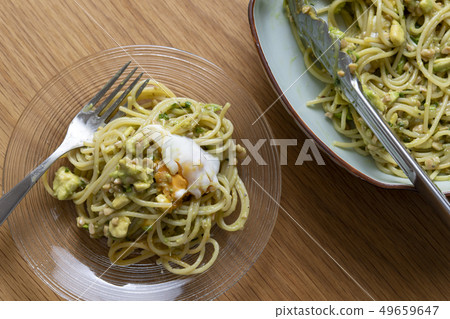 牛油果和土豆納豆意大利面 49659647