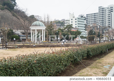 Many battleships in the bay plunge into the city from the harbor in Yokosuka, Bernese park in front of the station in Yokosuka City 49660033