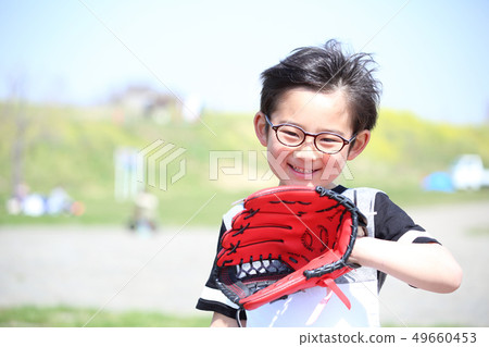孩子們在公園裡玩 49660453