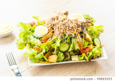 Tuna meat and eggs with fresh vegetable salad Tuna meat and eggs with fresh vegetable salad 49665055