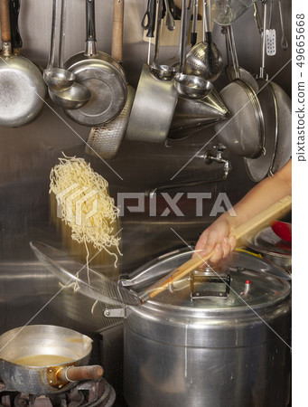 A bowl of ramen 49665668