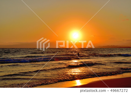 從Shonan Katase海岸看的箱根地區的太陽落山 49667272