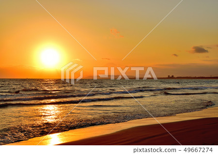 從Shonan Katase海岸看的箱根地區的太陽落山 49667274