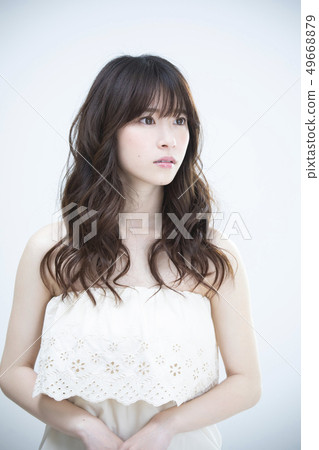 長燙髮的女性 49668879