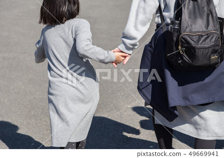 父母和孩子手牽手 49669941