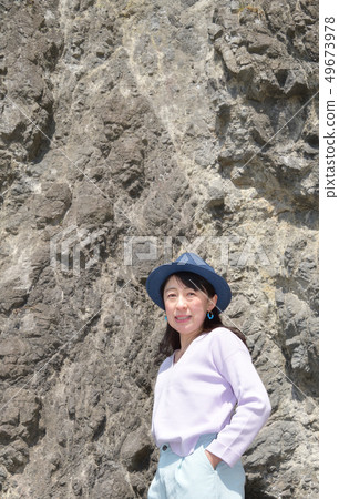 在北海道市Isotana市長的海灘上拍攝一頂深色草帽的黑髮女子肖像 在北海道市Isotana市長的海灘上拍攝一頂深色草帽的黑髮女子肖像 49673978