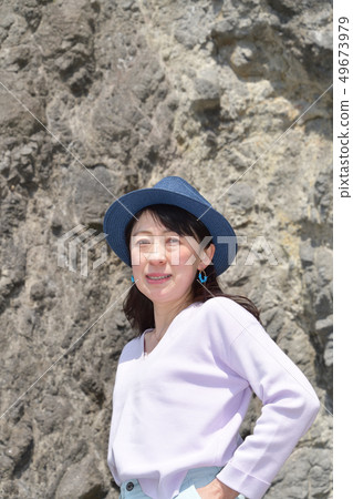 在北海道市Isotana市長的海灘上拍攝一頂深色草帽的黑髮女子肖像 在北海道市Isotana市長的海灘上拍攝一頂深色草帽的黑髮女子肖像 49673979