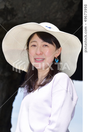在北海道市瀨戶市市長Isotana市長的海灘上拍攝一頂草帽的黑髮女子肖像 在北海道市瀨戶市市長Isotana市長的海灘上拍攝一頂草帽的黑髮女子肖像 49673998