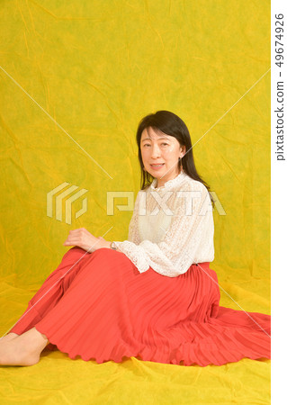 工作室拍攝的黑髮女人穿著紅色裙子的畫像 工作室拍攝的黑髮女人穿著紅色裙子的畫像 49674926