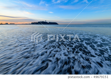 用Katase Nishihama海灘看清晨的湘南江之島 49679151