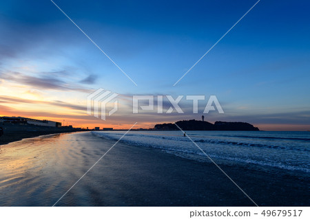 Looking at Shonan Enoshima in the early morning from the beach edge of Katase Nishihama Looking at Shonan Enoshima in the early morning from the beach edge of Katase Nishihama 49679517