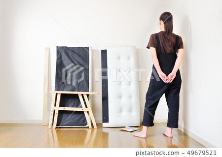 組裝沙發的婦女 49679521