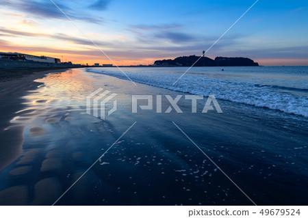 Looking at Shonan Enoshima in the early morning from the beach edge of Katase Nishihama Looking at Shonan Enoshima in the early morning from the beach edge of Katase Nishihama 49679524