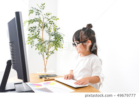 兒童女商人做書桌工作 49679777