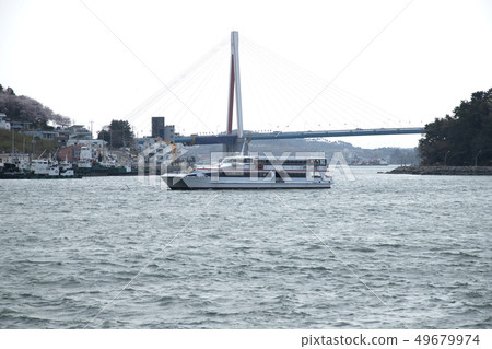 在Dolsan橋樑前面的遊輪 49679974