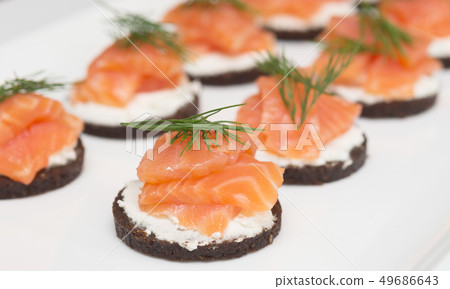 canapes 49686643