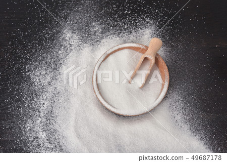 Plate with baking soda on wooden background 49687178