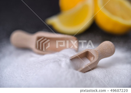 Baking soda (sodium bicarbonate) and lemon 49687220