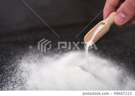 Plate with baking soda on wooden background 49687223