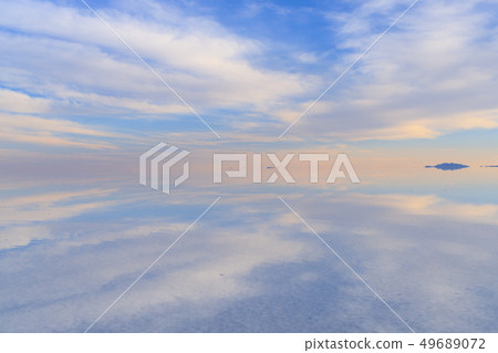 Sunset at Uyuni salt lake Sunset at Uyuni salt lake 49689072