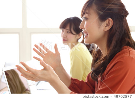 婦女參加會議 49702877