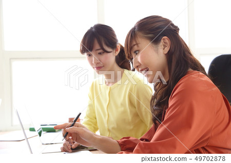 婦女參加會議 49702878