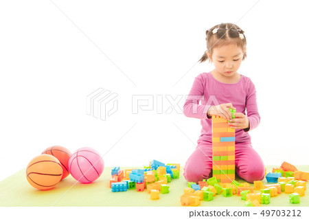 Little girl playing 49703212