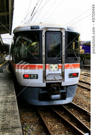 Series 373 stops at Tokaido Line Mishima Station 49708494