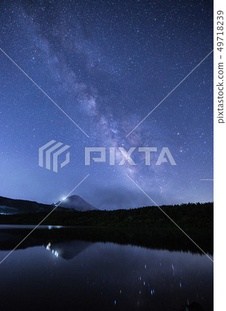 <Yamanashi Prefecture West Lake> Mount Fuji and Milky Way floating in West Lake 49718239