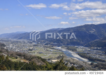 從山上看到的三好市,德島縣和吉野川。 從山上看到的三好市,德島縣和吉野川。 49719484