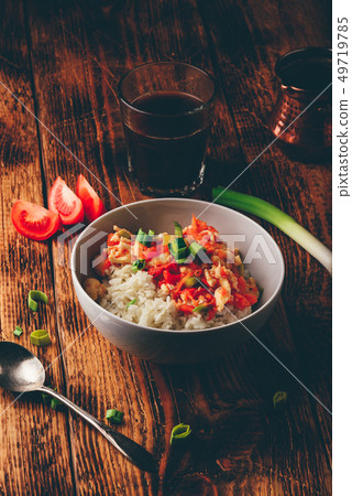 Scrambled eggs with tomatoes, leek and white rice 49719785