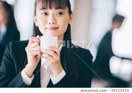 新兵女人喝咖啡 新兵女人喝咖啡 49723454
