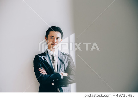 站立對白色牆壁的上司男性 49723483