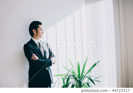 有胳膊的上司人橫渡了對白色牆壁 49723517