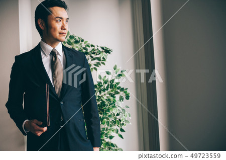 站立與文件的上司人在一隻手上 49723559