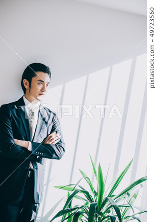 站立對白色牆壁的上司男性 站立對白色牆壁的上司男性 49723560