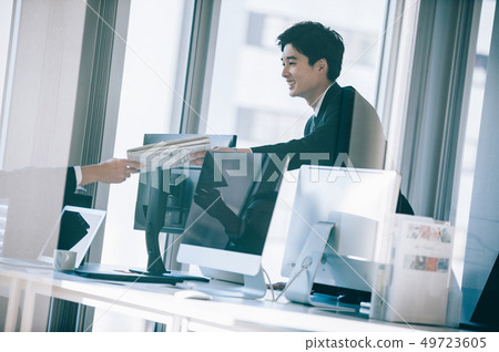 老闆和下屬將材料遞到桌子上 老闆和下屬將材料遞到桌子上 49723605