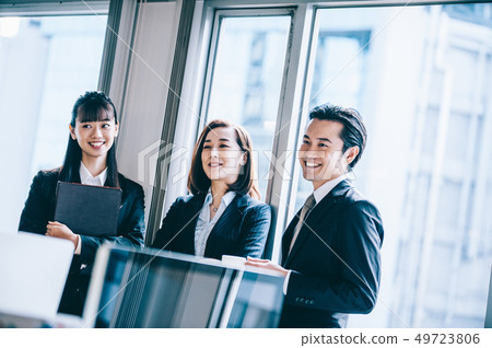 在窗口聊天的老闆和下屬 49723806