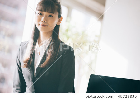 坐在書桌的新的新兵婦女在辦公室 49723839