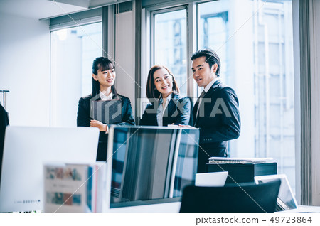 Boss and subordinates who chat at the window 49723864