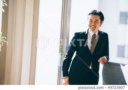 支持窗口的微笑的上司人 支持窗口的微笑的上司人 49723907