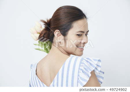 Beautiful woman holding bouquet of tulips Beautiful woman holding bouquet of tulips 49724902