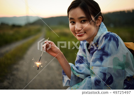 婦女夏天yukata煙花 婦女夏天yukata煙花 49725497