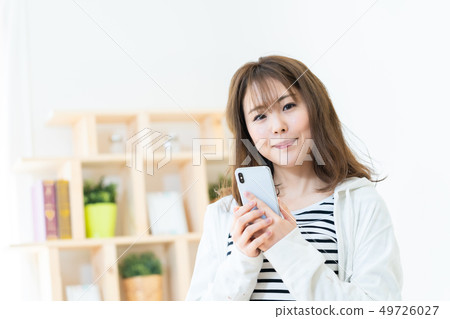 使用smaho生活方式女性畫象的女性互聯網女孩 49726027