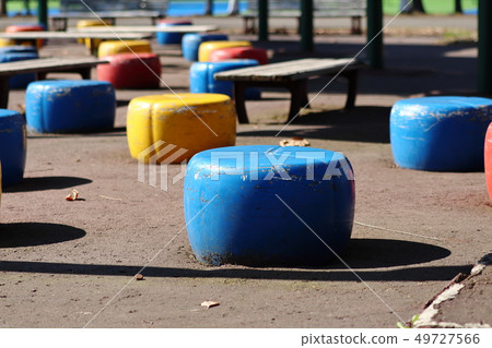 公園五顏六色的長凳 49727566