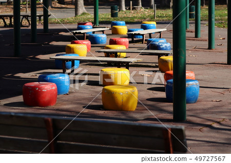 公園五顏六色的長凳 公園五顏六色的長凳 49727567