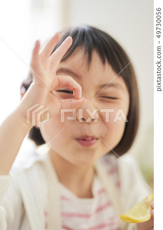 兒童女孩生活方式家務 49730056