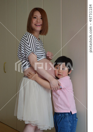 孕婦和男孩 孕婦和男孩 49731184